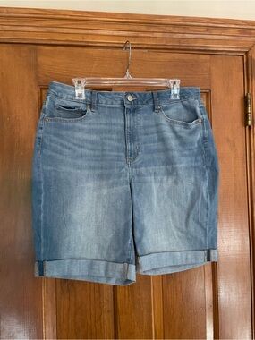 Sonoma Women’s Light Blue Denim Rolled-Cuff Bermuda Jean Shorts, NWT, Size 14